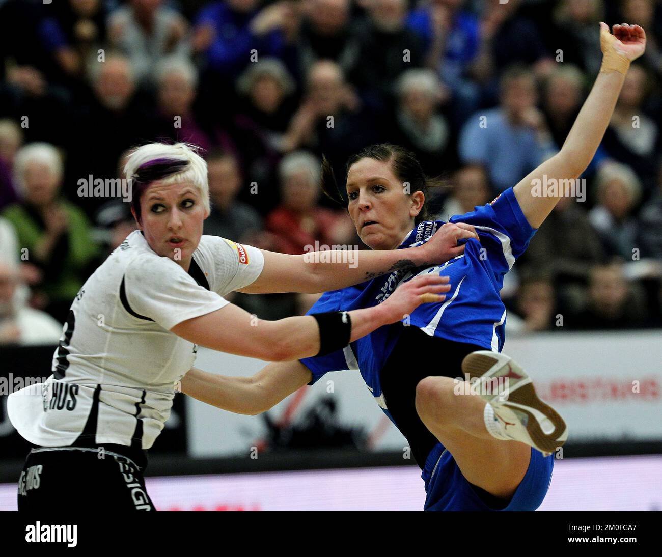 Camilla Dalby de Randers HK et Anja Althaus de Viborg HK dans le match de ligue de Randers. Banque D'Images