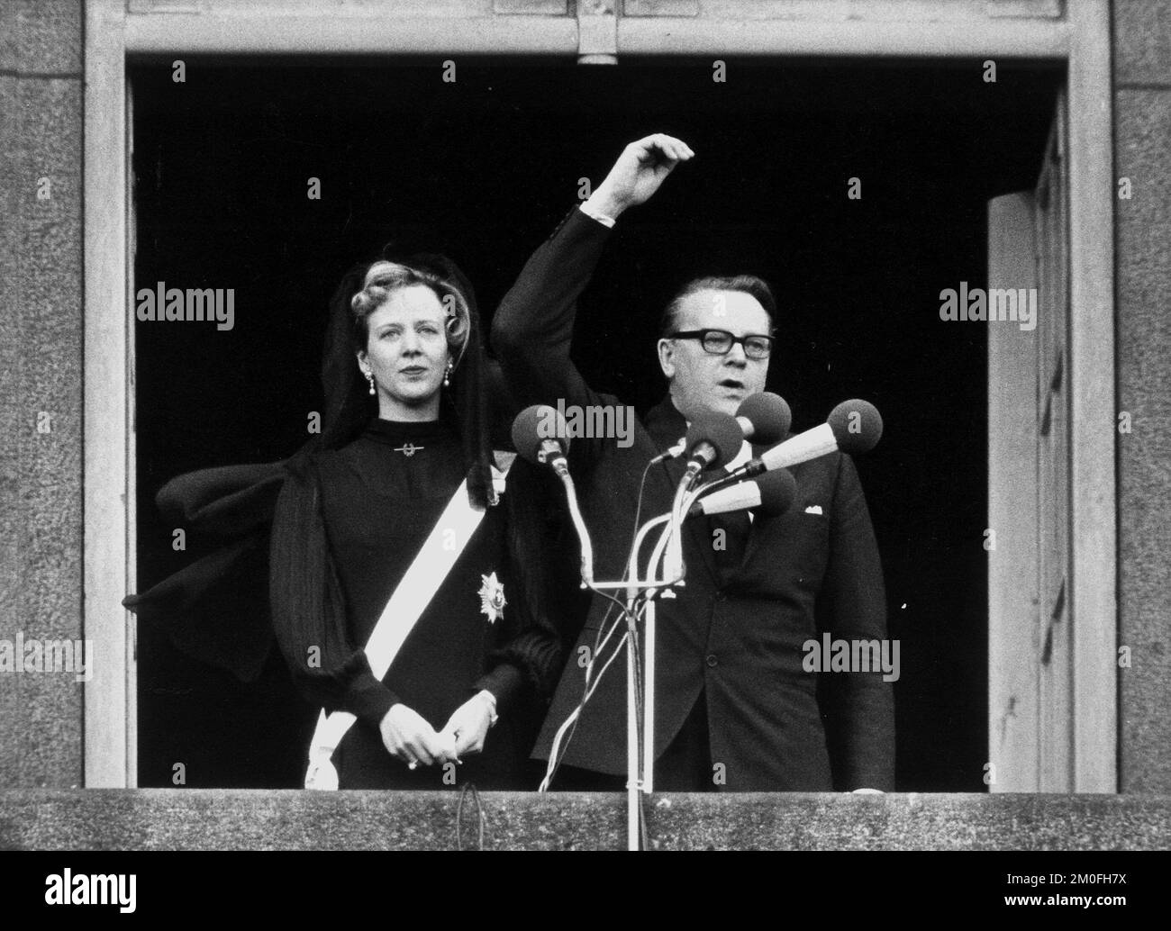 le-premier-ministre-jens-otto-krag-et-la-nouvelle-reine-margrethe