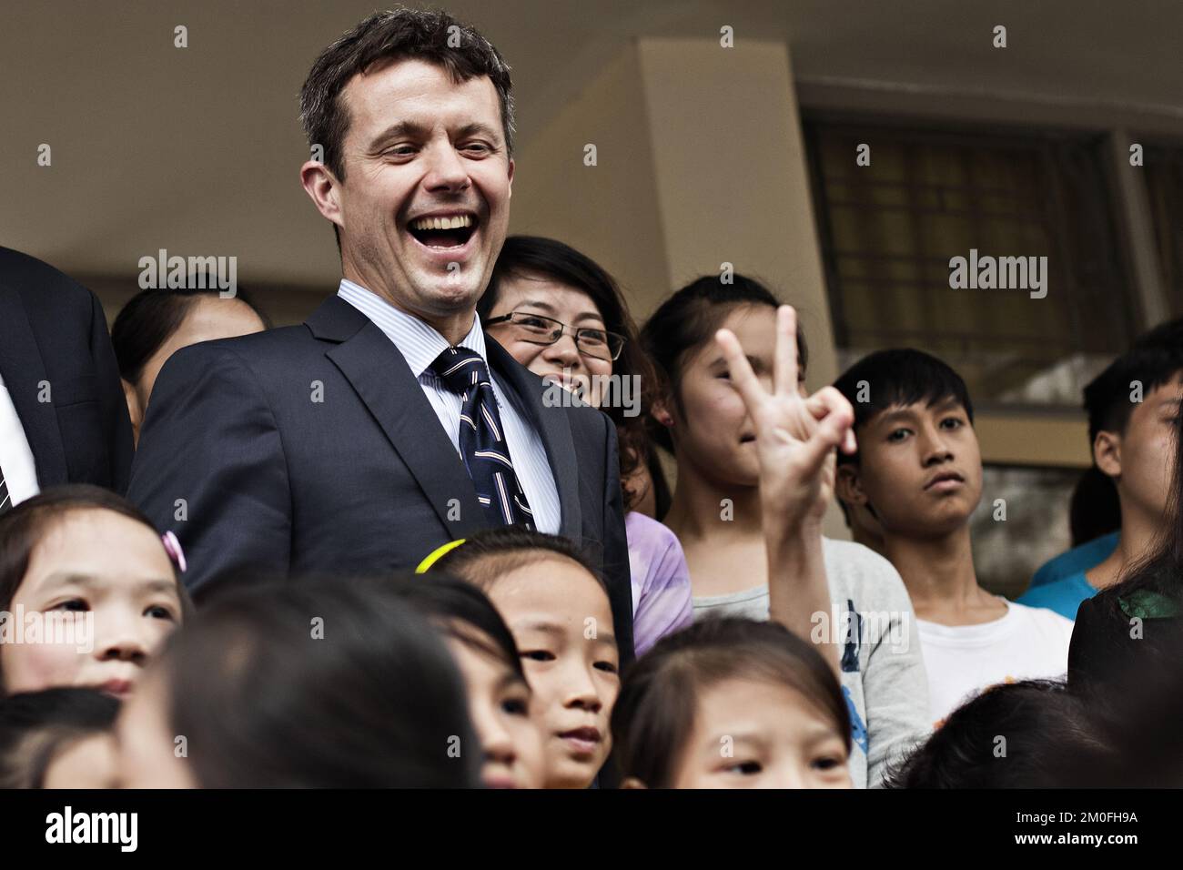 Le 28 novembre TH , le prince héritier danois Frederik a visité et donné des décors de construction LEGO aux enfants défavorisés du village orphelin de Birla à Hanoï. Ce projet faisait partie des 600 lots de jouets de construction d'une valeur de 6,2 milliards de VND que le groupe danois de jouets LEGO a remis aux enfants défavorisés et handicapés lors de la visite officielle du prince héritier danois Frederik au Vietnam pour célébrer le 40 e anniversaire des relations diplomatiques. PHOTOGRAPHE PETER MYDSKE / POLFOTO Banque D'Images