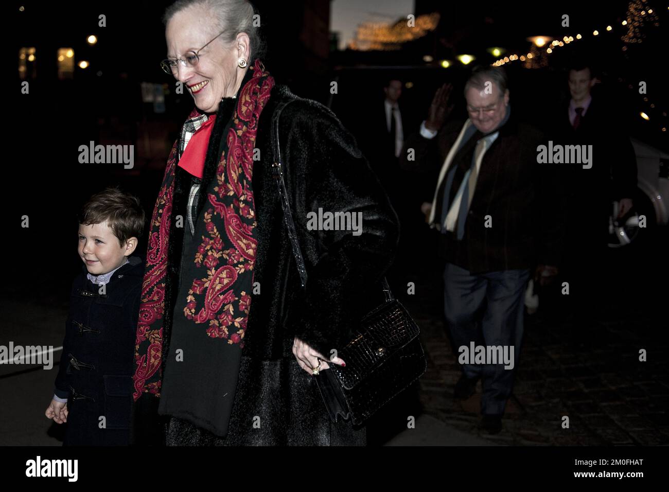 Polfoto 24-12-2011 la veille de Noël, 24 décembre.Reine Margrethe, le prince consort Henrik, le prince héritier Frederik et la princesse Marie, ainsi que leurs deux enfants les plus âgés, le prince Christian et la princesse Isabella, ont assisté à une messe à Aarhus Domkirke. Le prince Joachim et la princesse Marie étaient également présents. PHOTOGRAPHE ANITA GRAVERSEN / POLFOTO Banque D'Images