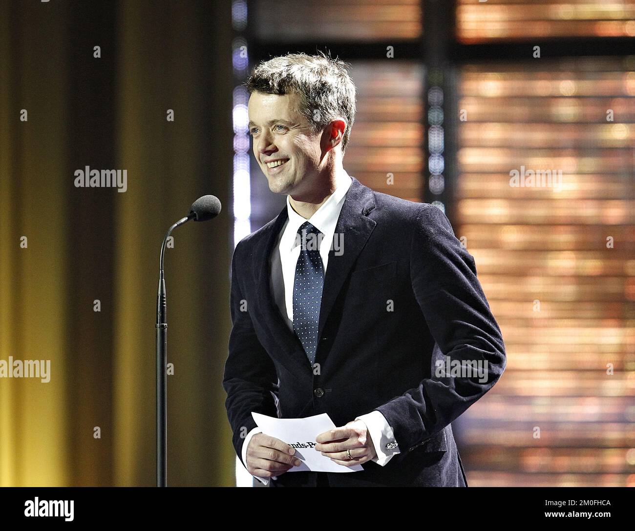 Sur 7 janvier 2012, le prince héritier Frederik du Danemark a assisté au gala sportif 2012 du DIF à Jyske Bank Boksen, Herning, Danemark. Au cours du gala, le prince héritier Frederik a décerné au nageur champion Jeanette Ottesen le premier prix, « meilleur nom sportif de l'année ». (Ernst van Norde/POLFOTO) Banque D'Images