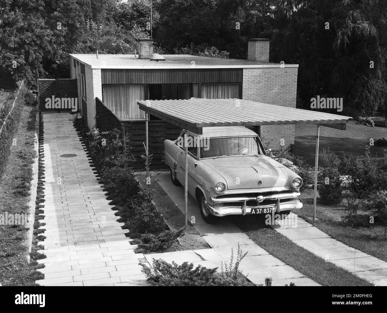 Maison avec toit plat et carport Banque D'Images