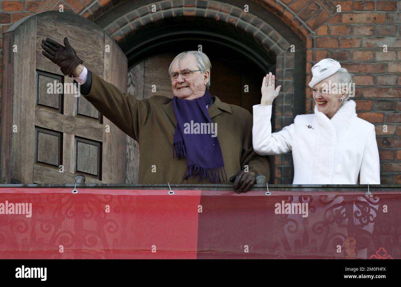 Samedi, des dizaines de milliers de Danois ont bravé les températures proches du point de congélation pour encourager le célèbre monarque à tête de figuier du Danemark, qui célébrait ses 40 ans sur le trône. Escortés par les hussards montés, la reine Margrethe a voyagé samedi 14 janvier. Dans une calèche à travers Copenhague pour assister à une réception à l'hôtel de ville, en présence du roi Carl XVI Gustaf et de la reine Silvia de Suède, du roi Harald de Norvège et de la reine Sonja, de la famille et du président islandais Olafur Ragnar Grimsson. PHOTOGRAPHE JENS DESLING / POLFOTO Banque D'Images