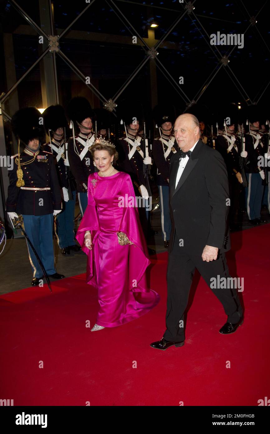La famille royale danoise assiste à un concert de gala, samedi 14 janvier., tenu à la salle de concert du Dr, en l'honneur de l'accession de la reine Margrethe II au trône. La reine Sonja et le roi Harald arrivent. (Unger Anthon/POLFOTO) Banque D'Images