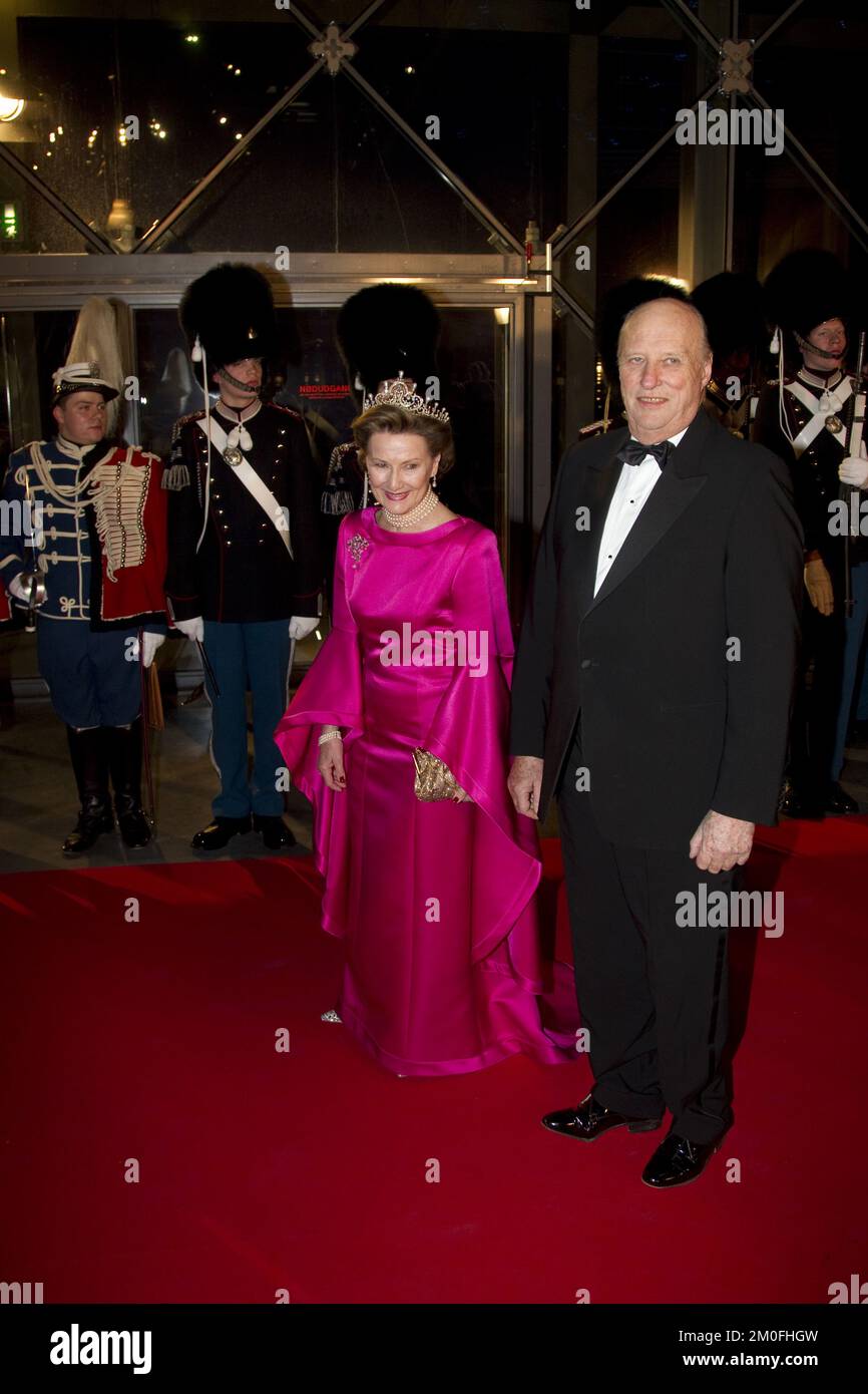 La famille royale danoise assiste à un concert de gala, samedi 14 janvier., tenu à la salle de concert du Dr, en l'honneur de l'accession de la reine Margrethe II au trône. La reine Sonja et le roi Harald arrivent. (Unger Anthon/POLFOTO) Banque D'Images