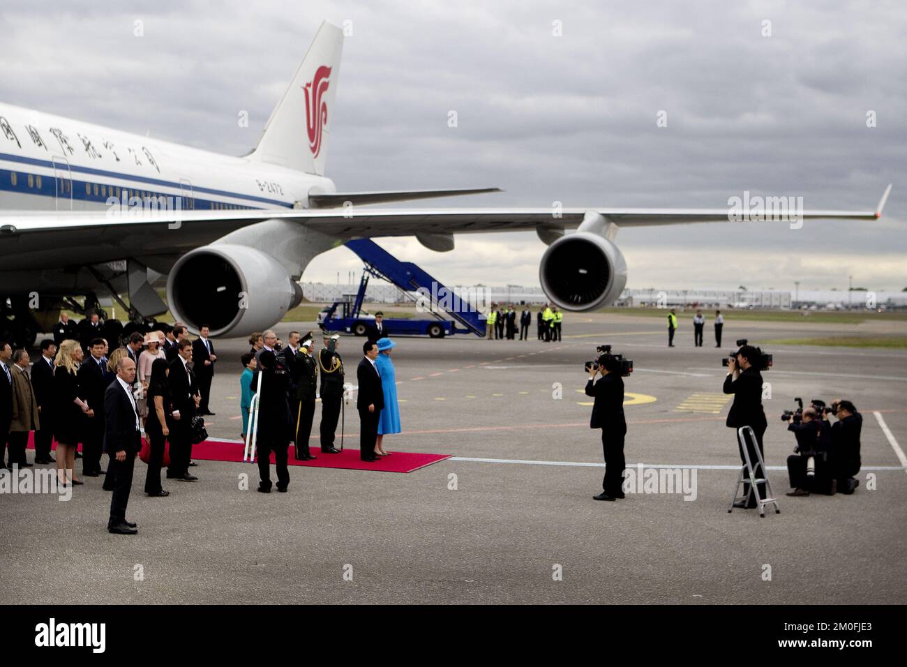 Le président chinois Hu Jintao et Mme Jintao arrivent à Copenhague, jeudi 14 juillet. Accompagnée d'une importante délégation commerciale et commerciale, la première visite d'un chef d'État chinois au Danemark. Hu a été rencontré à l'aéroport de Copenhague par la reine Margrethe et le prince Consort Henrik, ainsi que par le couple du prince héritier et le prince Joachim. (Finn Frandsen/POLFOTO) Banque D'Images