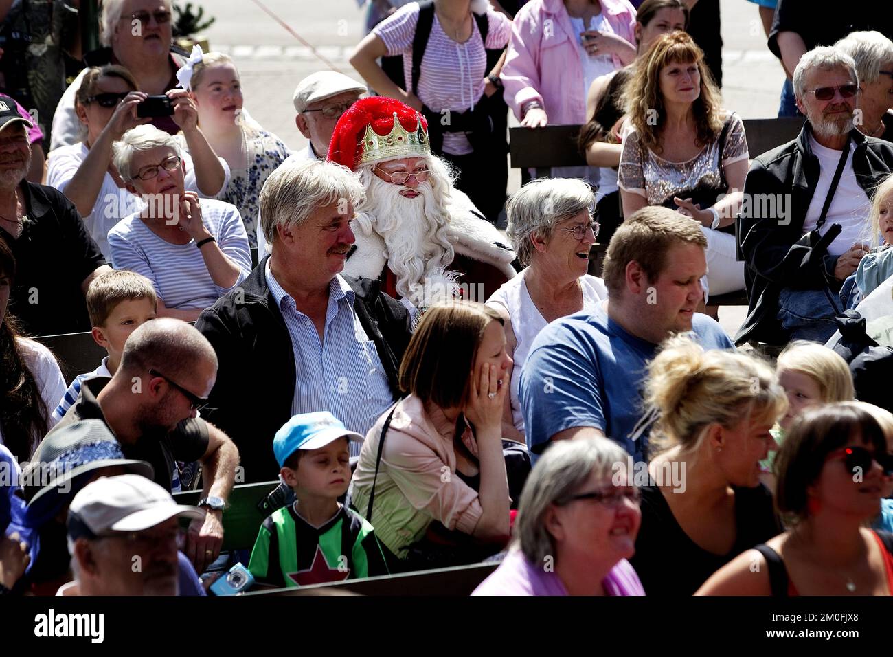 Congrès mondial du Père Noël à Copenhague. Lundi 23 juillet. Les Santa's ont visité le parc d'attractions danois 'Dyrehavsbakken' à l'extérieur de Copenhague, où ils ont dansé entre autres avec les anneaux Hula Hoop. PHOTOGRAPHE FINN FRANDSEN / POLFOTO Banque D'Images