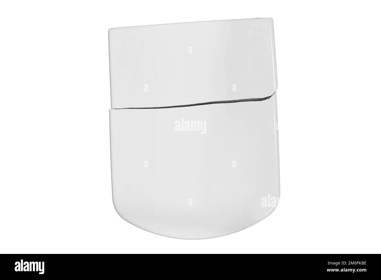 Couvercle de toilettes blanc fissuré, isolé sur un fond blanc. Un couvercle de fermeture cassé dans les toilettes de la maison. Banque D'Images