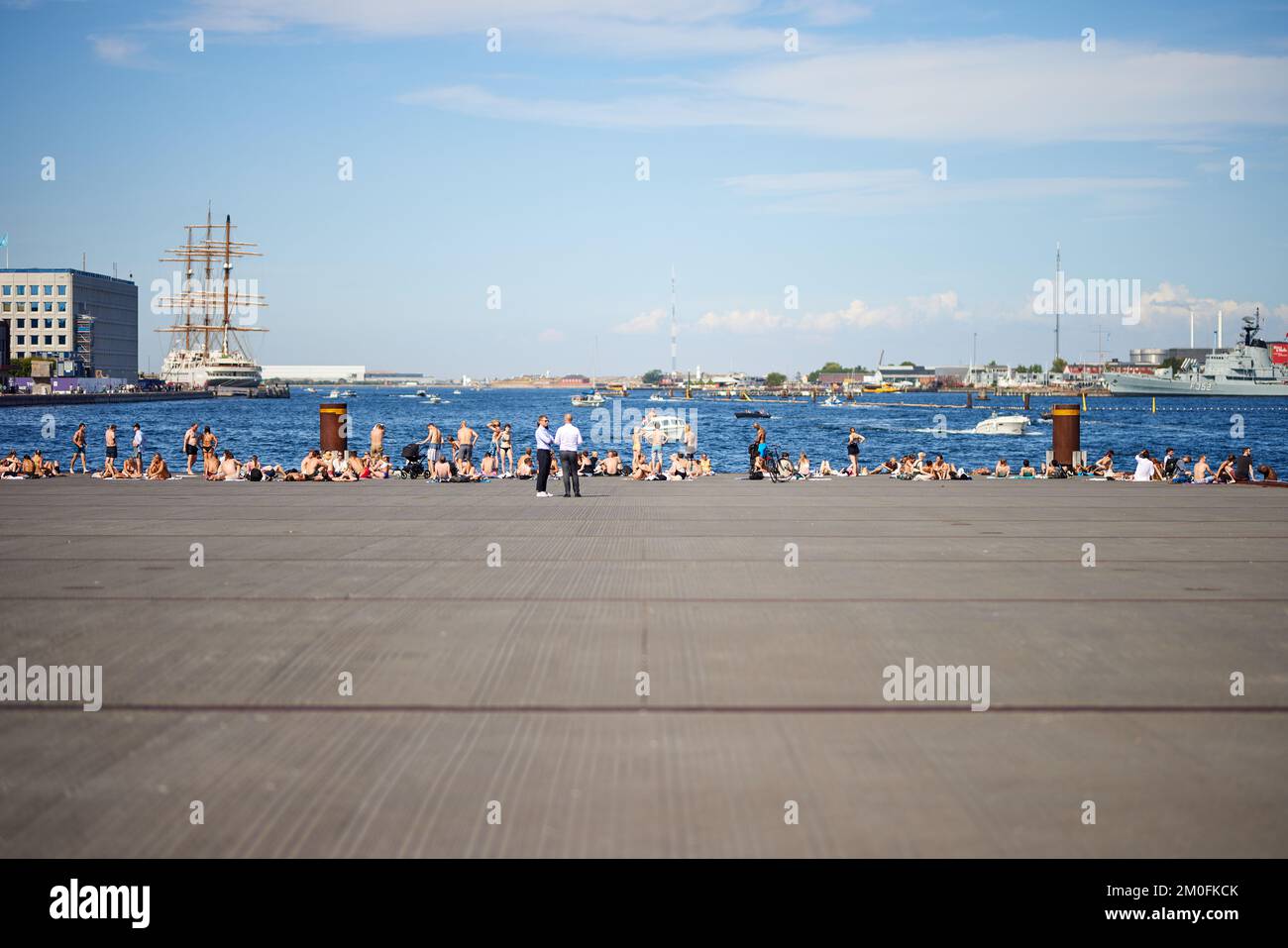 Personnes sur Ofelia Plads sur la jetée de Kvæsthus, été; Copenhague, Danemark Banque D'Images