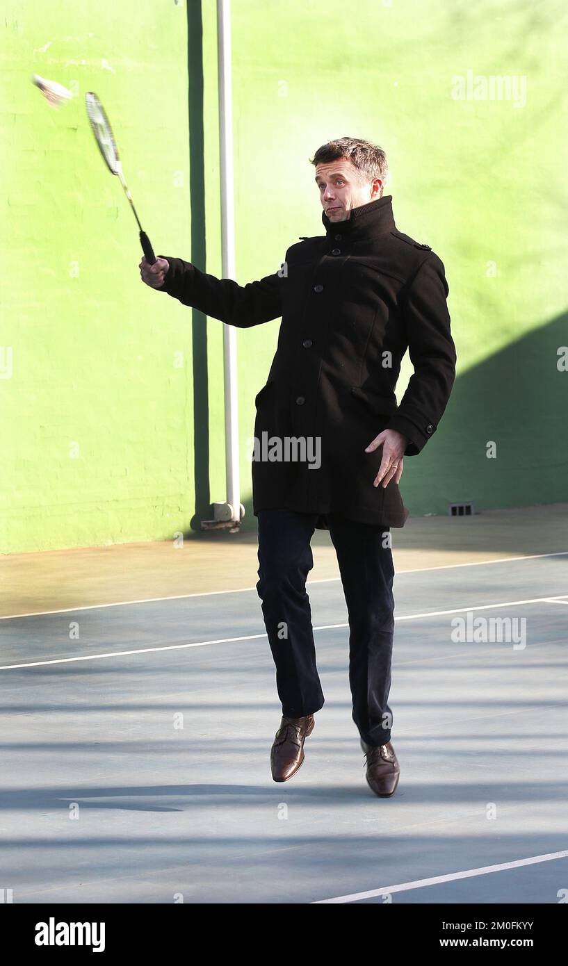Le prince héritier Frederik joue au badminton avec le joueur chinois Bao Chunlai lors d'un événement visant à promouvoir la responsabilité sociale de l'entreprise danoise en Chine à l'ambassade danoise à Beijing, le samedi 8 décembre 2012. PHOTOGRAPHE MICHAEL STUB / POLFOTO Banque D'Images