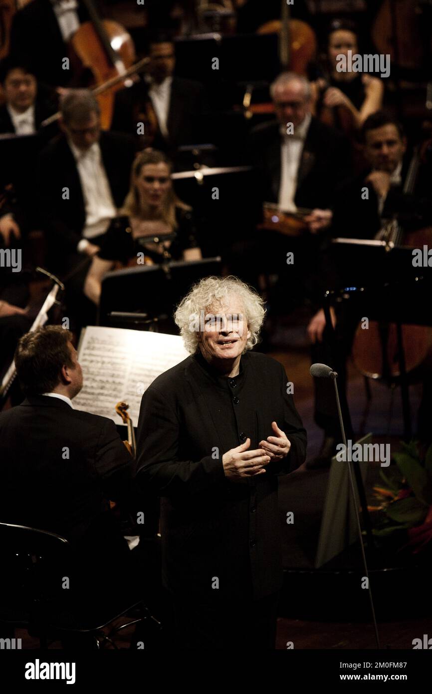 Le chef d'orchestre philharmonique britannique de Berliner, Sir Simon Rattle, reçoit l'un des plus grands prix du monde de la musique danoise, le Prix de la musique de Leonie Sonning de 600,000 DKK le samedi 01-02-13 dans la salle de concert de la télévision danoise. PHOTOGRAPHE DITTE VALENTE / POLFOTO Banque D'Images