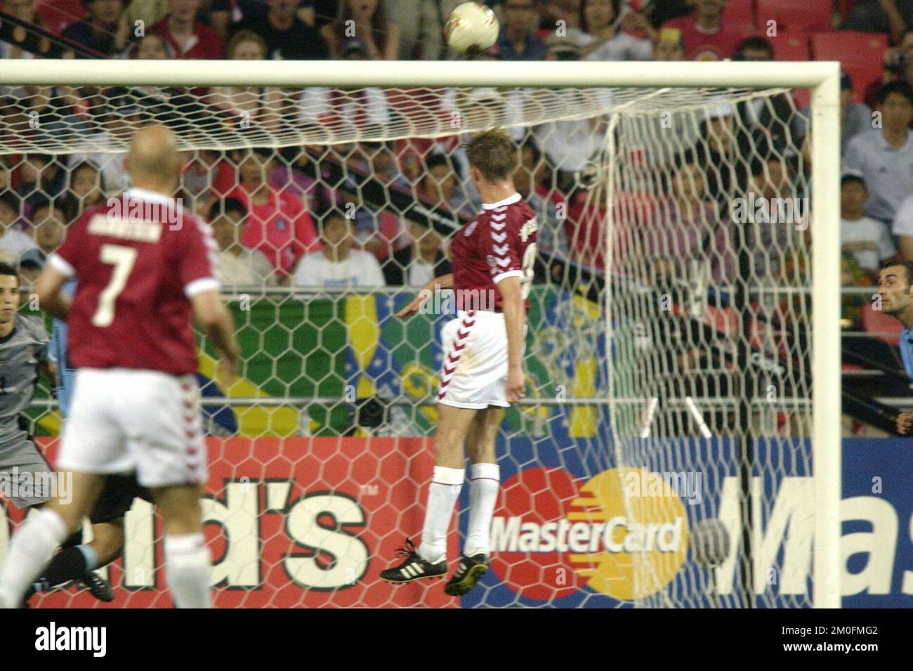 Jon Dahl Tomasson marque le but gagnant pour le Danemark , avec une tête bien placée en deuxième mi-temps, contre l'Uruguay en Coupe du monde 2002. Banque D'Images