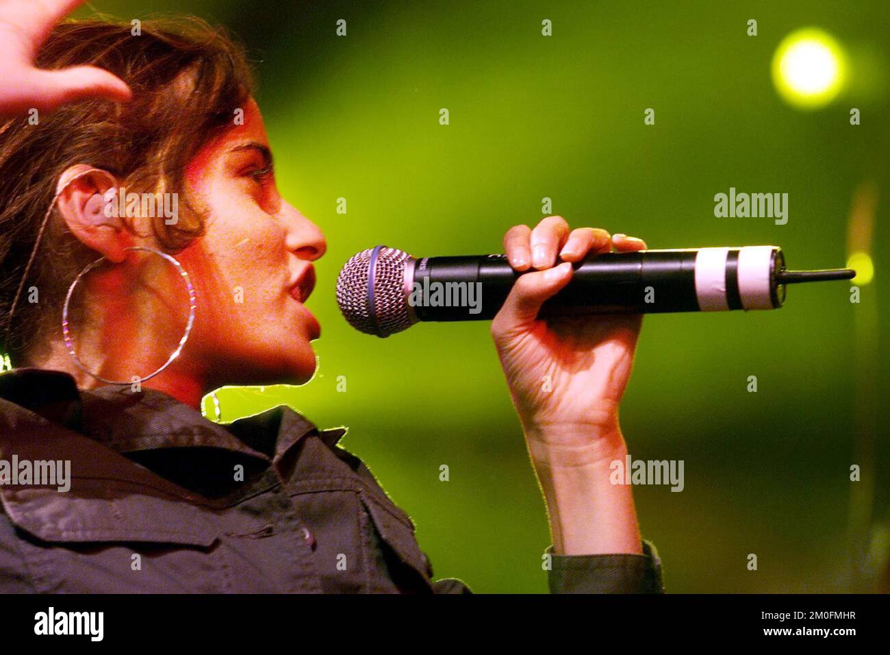 La chanteuse canadienne Nelly Furtado se produit au Roskilde Music Festival au Danemark. Banque D'Images