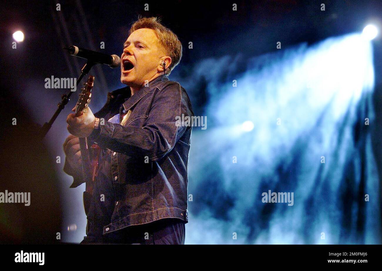Le chanteur Bernard Sumner du groupe New Order se produit au Roskilde Music Festival au Danemark. Banque D'Images