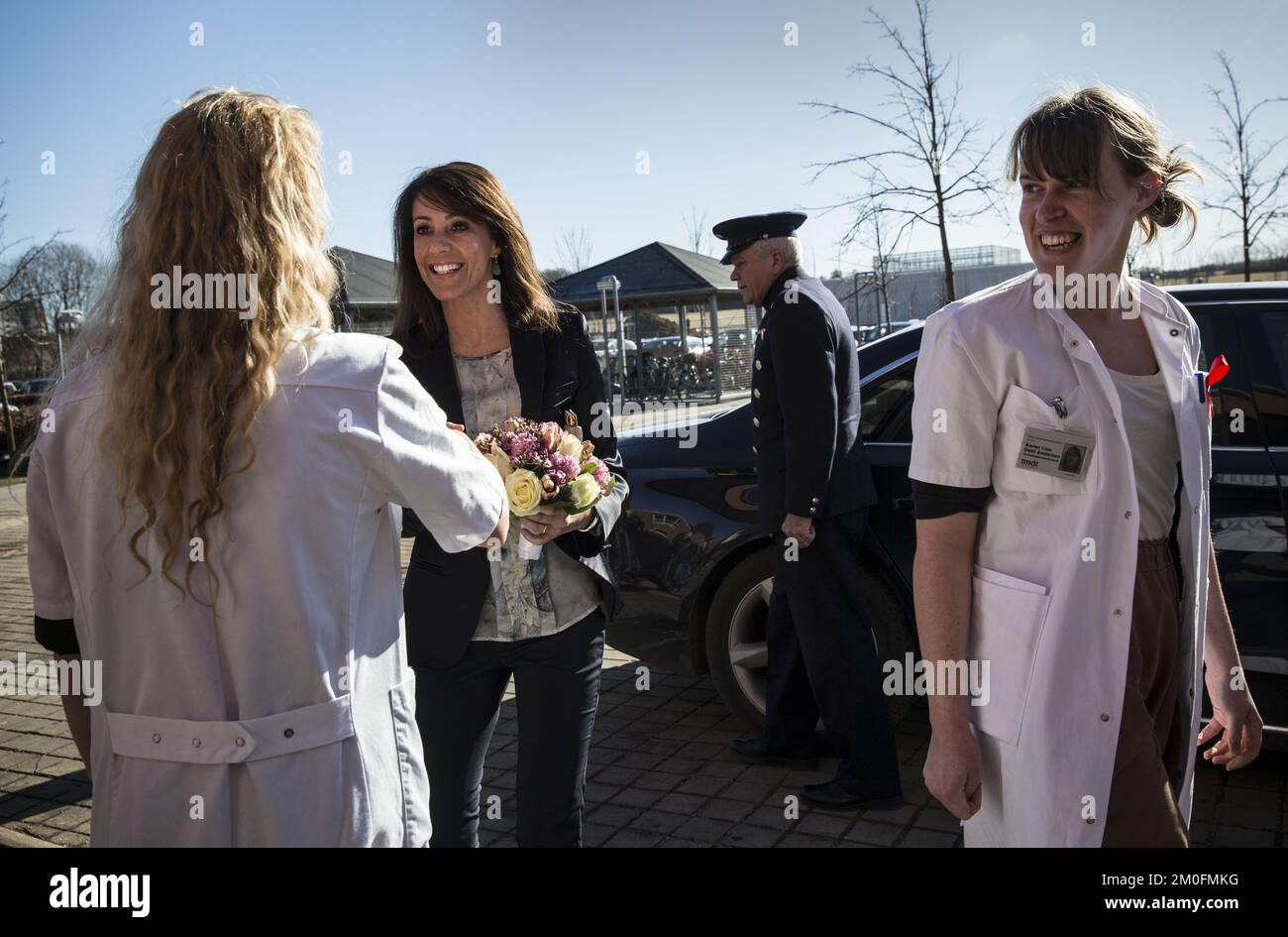 En tant que patronne de la Fondation danoise du sida, la princesse Marie a visité vendredi 01-03-2013 le département des patients infectés par le VIH de l'hôpital universitaire d'Aarhus, pour rencontrer trois personnes vivant avec le VIH du groupe de jeunes patients que la Fondation soutient par l'humour contre le sida. (Jan DagÃ¸/POLFOTO) Banque D'Images