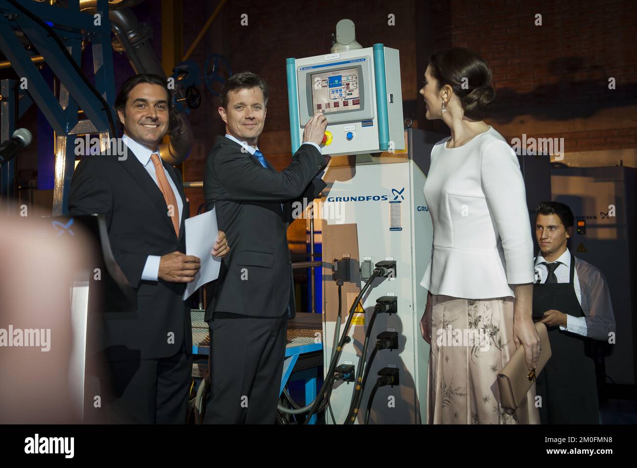 Le Prince héritier Frederik et la Princesse Mary ont visité lundi 11-03-2013 Grundfos Industrial Park à Colina et ont participé à l'inauguration de la nouvelle machine de Grundfos Chile pour le contrôle de la qualité des pompes centrifuges. Lors de l'inauguration, le Prince héritier a activé la machine. Banque D'Images