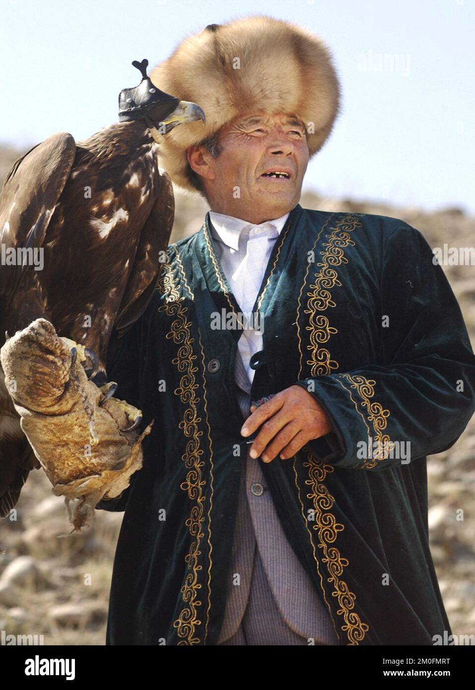 Kazakstan 2002. Les derniers chasseurs d'aigle au monde. Au Kazakstan, un homme est un homme quand il peut monter à cheval et chasser avec un aigle. Ils l'ont fait de la même façon depuis 4000 ans. Banque D'Images