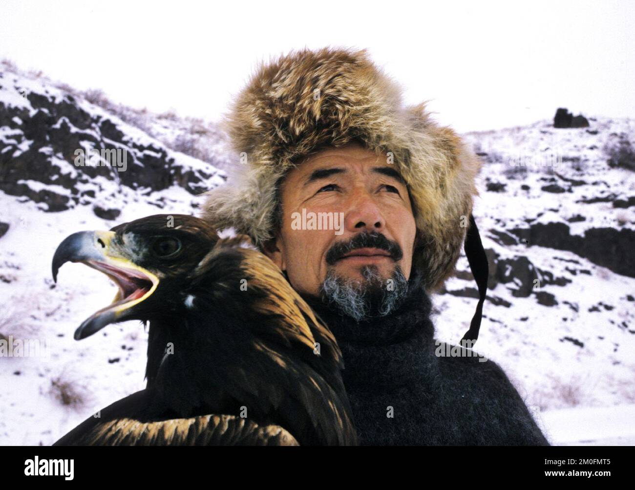 Kazakstan 2002. Les derniers chasseurs d'aigle au monde. Au Kazakstan, un homme est un homme quand il peut monter à cheval et chasser avec un aigle. Ils l'ont fait de la même façon depuis 4000 ans. Banque D'Images