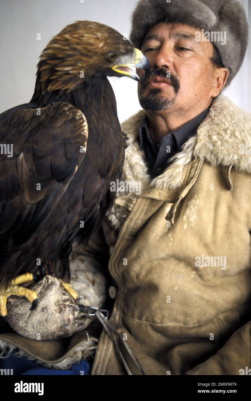 Kazakstan 2002. Les derniers chasseurs d'aigle au monde. Au Kazakstan, un homme est un homme quand il peut monter à cheval et chasser avec un aigle. Ils l'ont fait de la même façon depuis 4000 ans. Banque D'Images