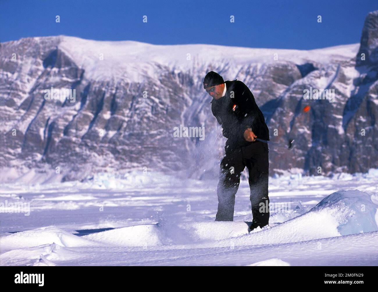 Un plaisir frais : golf sur glace au Groenland. Fin mars 2003, le Championnat du monde de golf sur glace Drambuie se joue pour la cinquième année consécutive. 36 joueurs s’affronteront sur la crique gelée à l’extérieur de la ville d’Uummannaq, *..in nord-ouest du Groenland. Joueur de golf professionnel, le danois Henrik Bergqvist dans le bunker. Banque D'Images