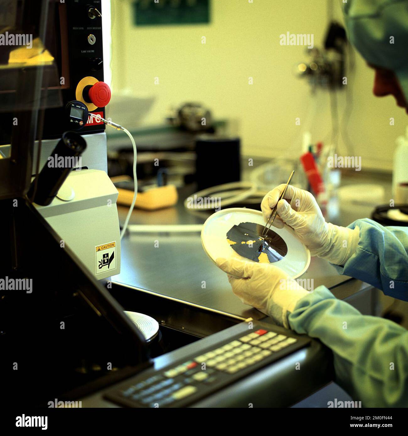 PA PHOTOS/POLFOTO - Royaume-Uni UTILISATION SEULEMENT: Un assistant de laboratoire pour tester des échantillons. Banque D'Images