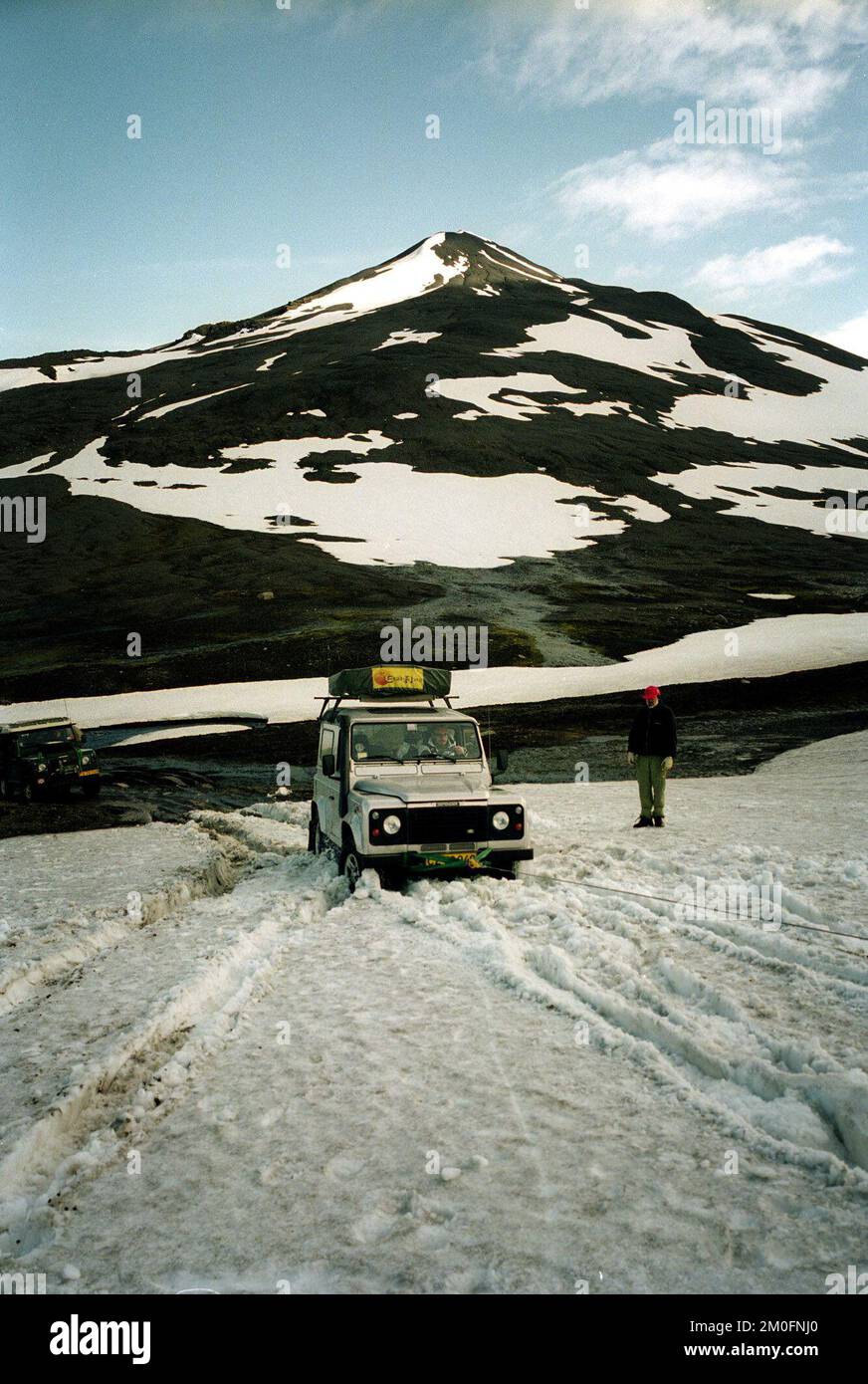 Il y a 12,000 km de routes en Islande, mais la route islandaise n'est pas la même chose que les routes européennes «normales». Les routes sont bosselées et en mauvais état. C'est le terrain à quatre roues motrices. La photo montre : un Land Rover naviguant dans la neige. Photo : POLFOTO/ SIF Meincke Banque D'Images