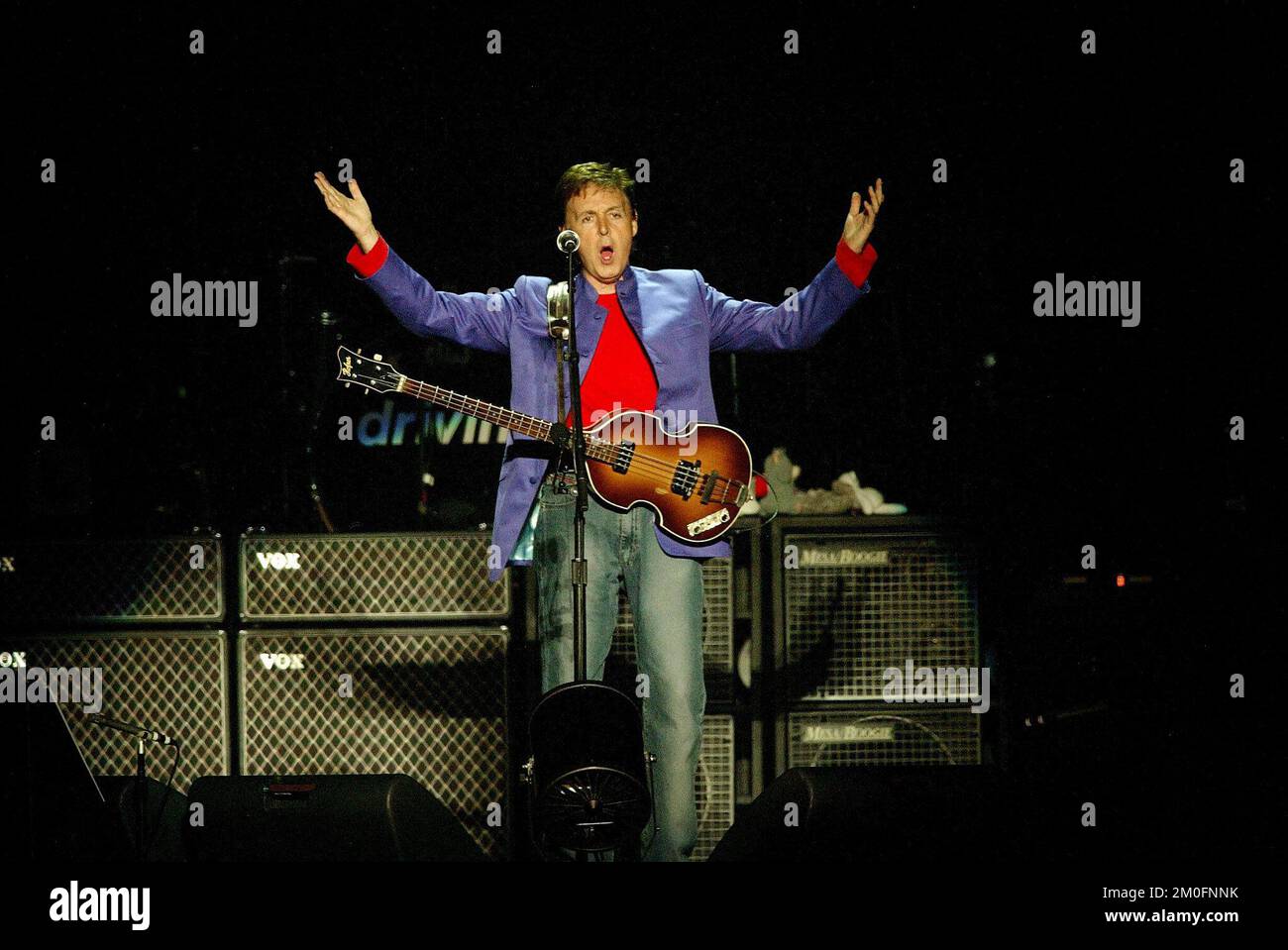 Paul McCartney en concert. Le populaire ex. Beatle a joué pour 46,000 fans à 'Parken', Copenhague vendredi soir. Banque D'Images