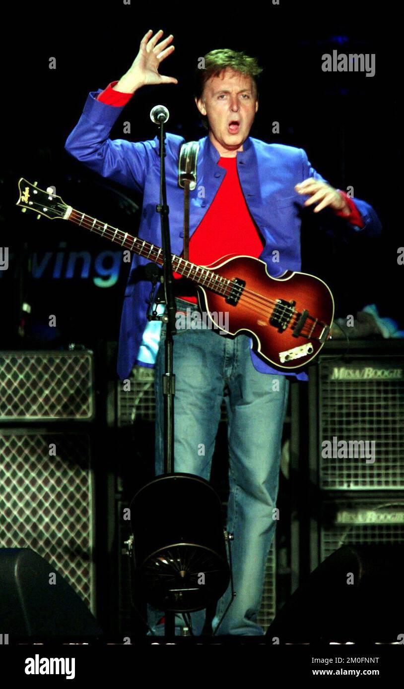 Paul McCartney en concert. Le populaire ex. Beatle a joué pour 46,000 fans à 'Parken', Copenhague vendredi soir. Banque D'Images