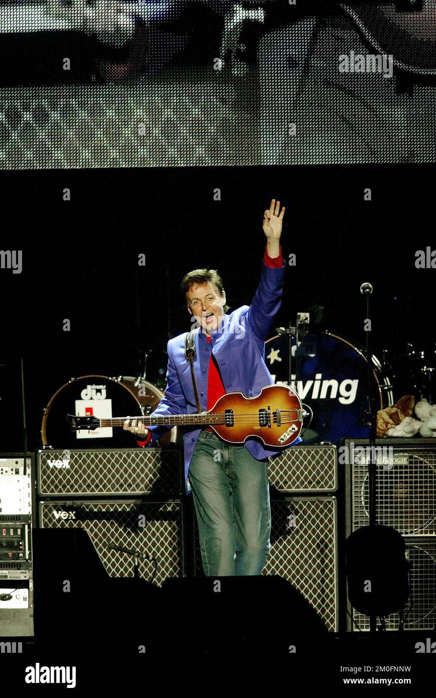 Paul McCartney en concert. Le populaire ex. Beatle a joué pour 46,000 fans à 'Parken', Copenhague vendredi soir. Banque D'Images