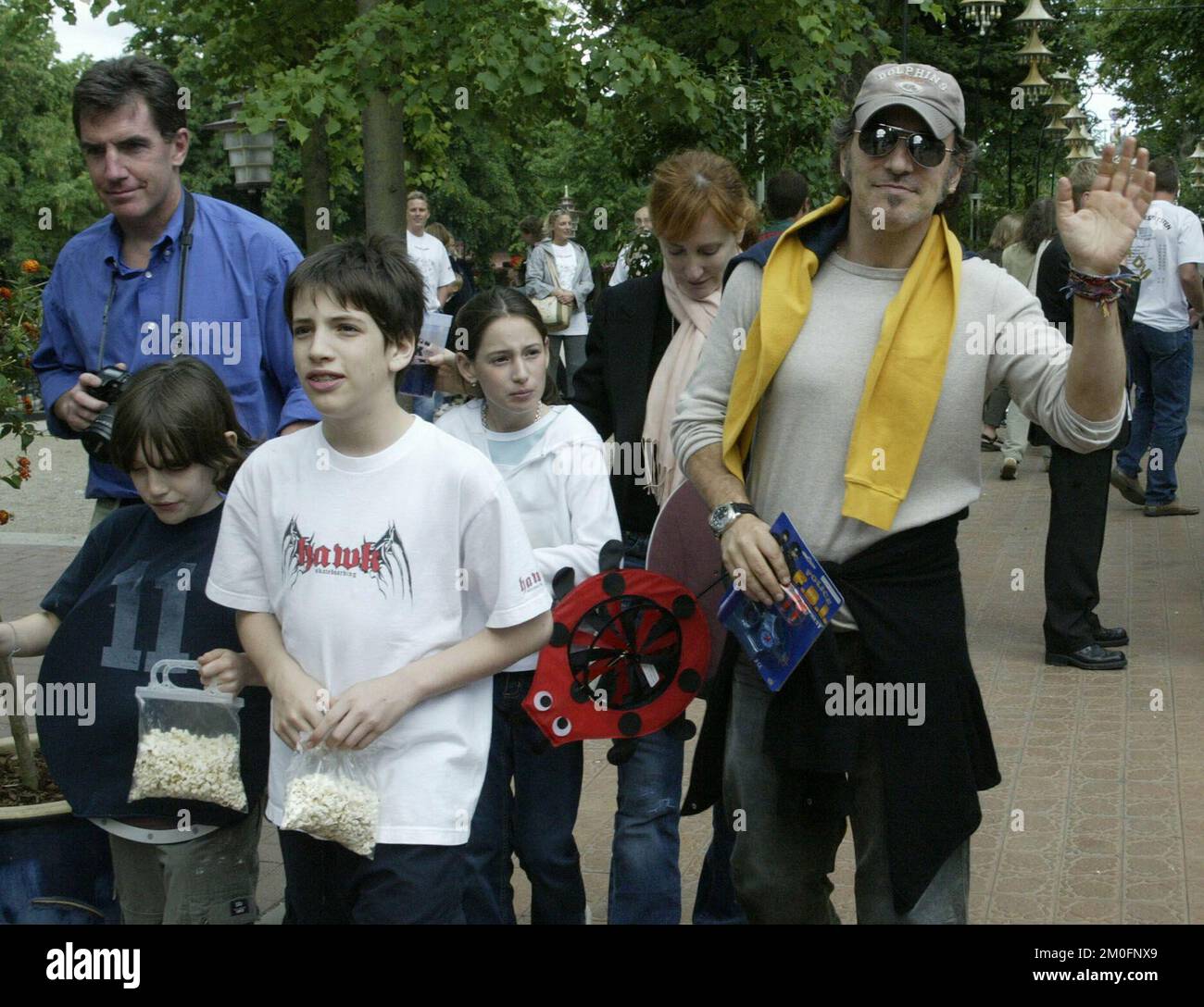 PA PHOTOS/POLFOTO - Royaume-Uni SEULEMENT: Un Bruce Springsteen très détendu a apprécié sa journée à Tivoli. Il a amené sa femme Patti Scialfa et leurs enfants au parc d'attractions populaire au cœur de Copenhague. En portant une casquette et un appareil photo Leica sur son épaule, il ressemblait à n'importe quel père du Tivoli. Banque D'Images