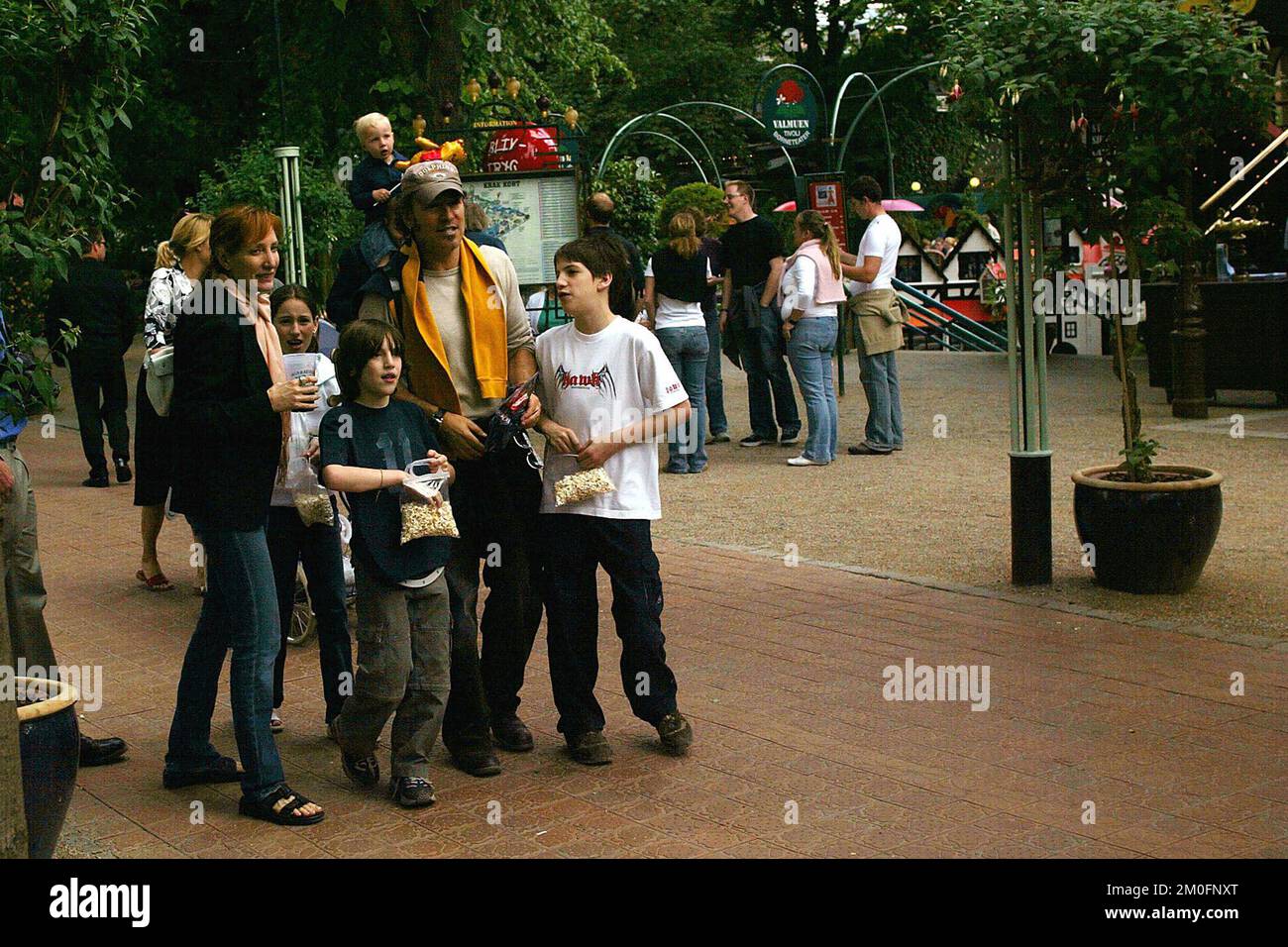 Un Bruce Springsteen très détendu a apprécié une journée de congé de sa visite dans le 'Tivoli'. Il a amené sa femme Patti Scialfa et leurs enfants au populaire parc d'attractions au cœur de Copenhague. Banque D'Images