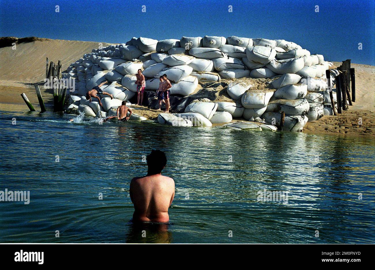 POLFOTO. Espagne : le Prestige, âgé de 26 ans, a coulé au fond de la mer au large de l'Espagne après s'être effondré il y a sept mois. Aujourd'hui encore, la région est touchée par la catastrophe. *..même si le gouvernement dit que 98 pour cent des plages sont propres, vous pouvez voir et sentir les restes de pétrole partout dans la région. Images montrent : le grand rocher étonnant de Muxia, 'Ground zero' pour le naufrage du Prestige. Banque D'Images