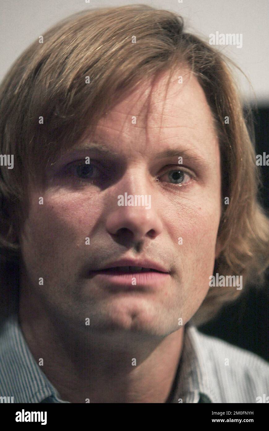 L'acteur danois/américain Viggo Mortensen au Brandts Klaedefabrik, Museet for Fotokunst à Odense. Pressmeeting sur son exposition de photos : Ephimeris et son dernier livre avec des poèmes sélectionnés : Nye Falsknerier. Au Danemark, Viggo Mortensen, âgé de 44 ans, est le plus souvent associé à Aragorn dans les films Lords of the Rings, alors qu'il est relativement inconnu en tant qu'artiste visuel et poète. Pourtant, bien avant sa carrière d'acteur, depuis sa petite enfance, il a continuellement travaillé avec des images et des mots. Museet for Fotokunst présente Viggo Mortensen la photographie Banque D'Images