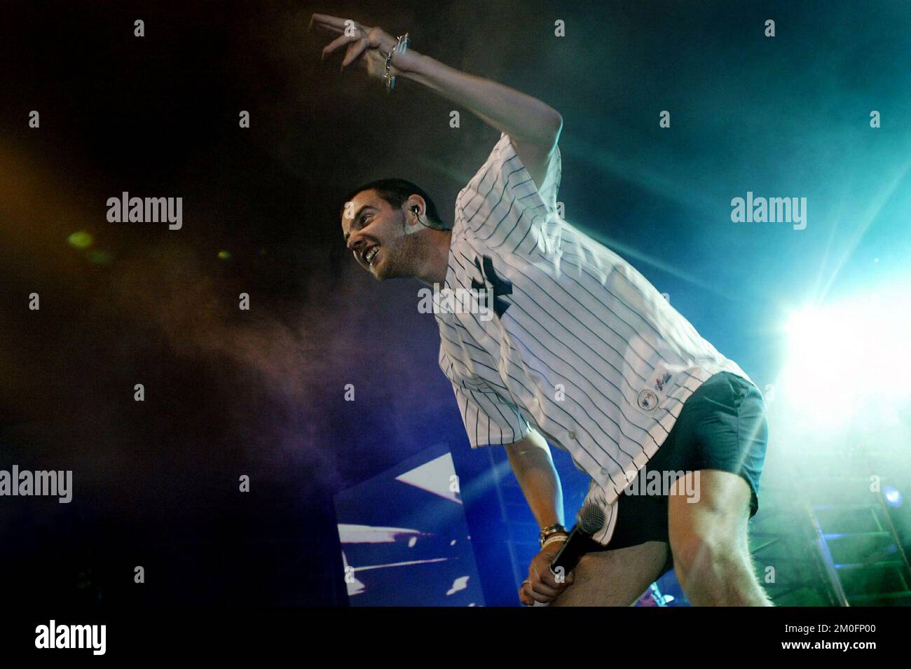 Mike Skinner du groupe britannique Ther Streets se produit sur scène au Roskilde Festival '03 au Danemark. Banque D'Images