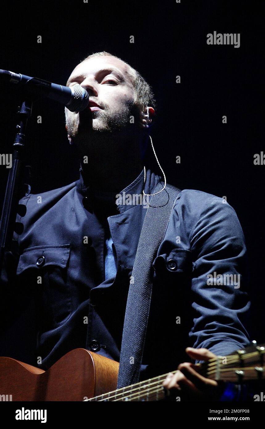 Chris Martin du groupe britannique Coldplay se produit sur scène au Roskilde Festival '03 au Danemark. Banque D'Images