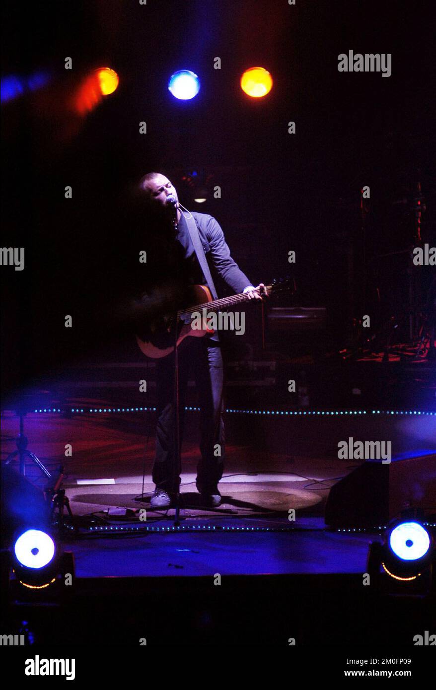 Chris Martin du groupe britannique Coldplay se produit sur scène au Roskilde Festival '03 au Danemark. Banque D'Images