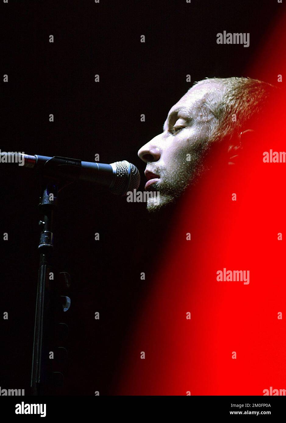 Chris Martin du groupe britannique Coldplay se produit sur scène au Roskilde Festival '03 au Danemark. Banque D'Images