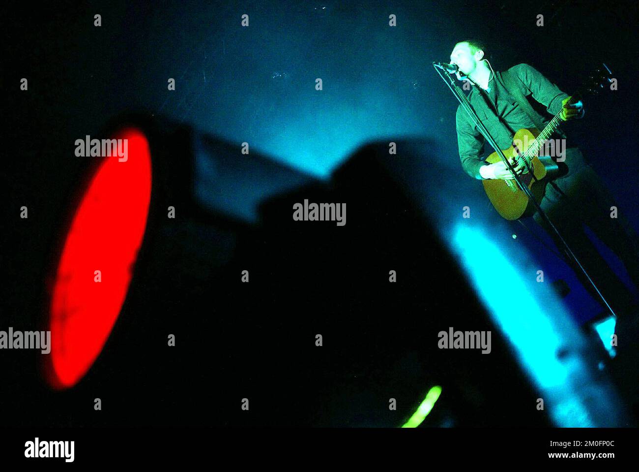 Chris Martin du groupe britannique Coldplay se produit sur scène au Roskilde Festival '03 au Danemark. Banque D'Images