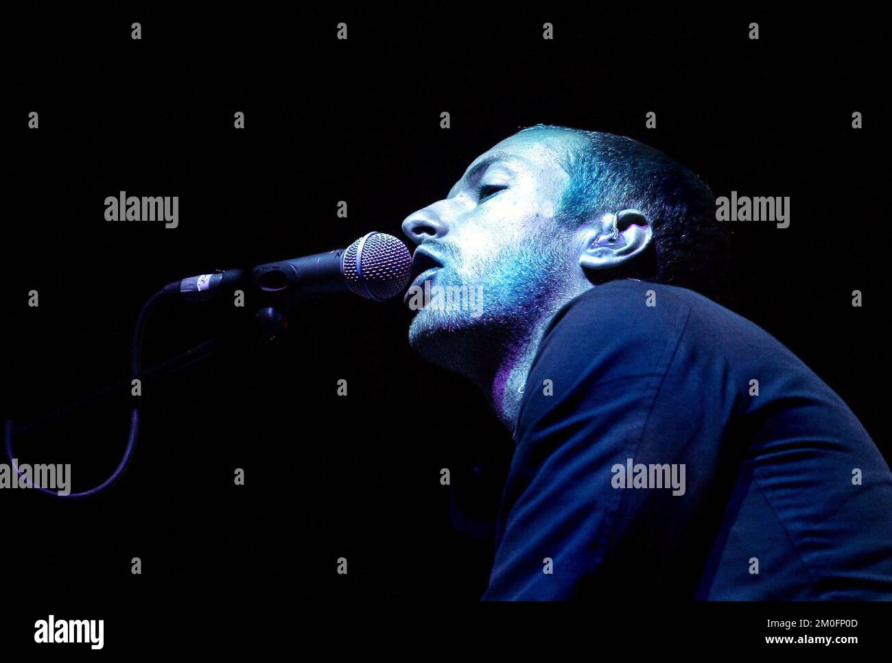 Chris Martin du groupe britannique Coldplay se produit sur scène au Roskilde Festival '03 au Danemark. Banque D'Images