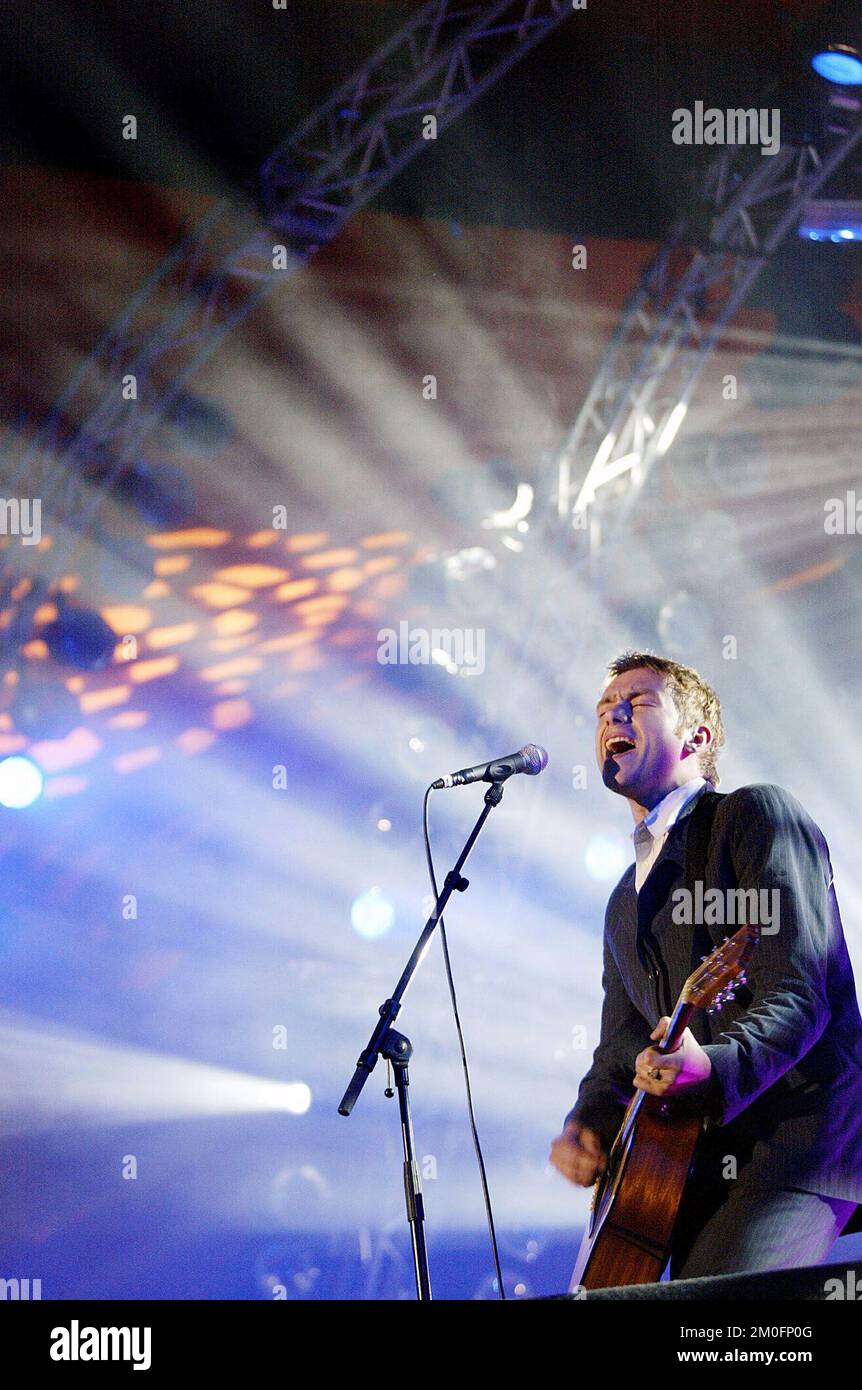Damon Albarn du groupe britannique Blur se produit sur scène au Roskilde Festival '03 au Danemark. Banque D'Images