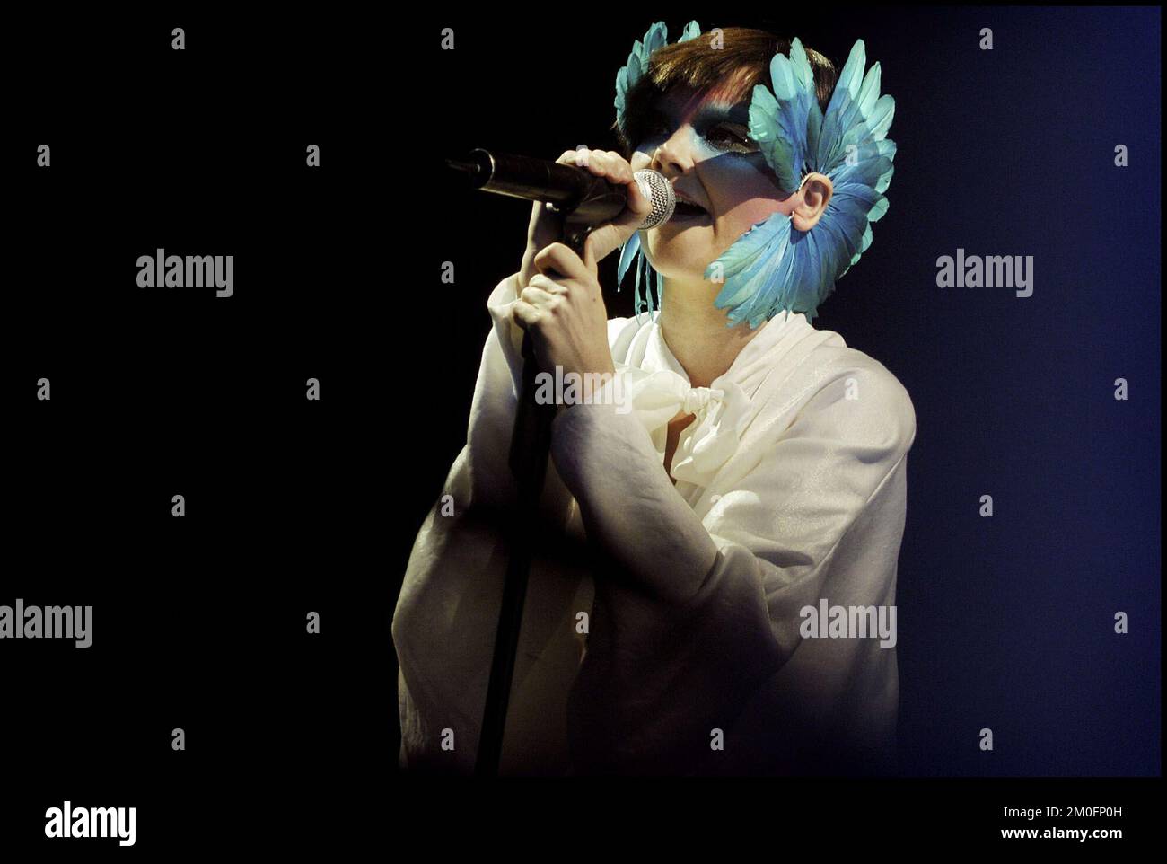 La chanteuse pop islandaise Bjork se produit sur scène au Roskilde Festival '03 au Danemark. Banque D'Images