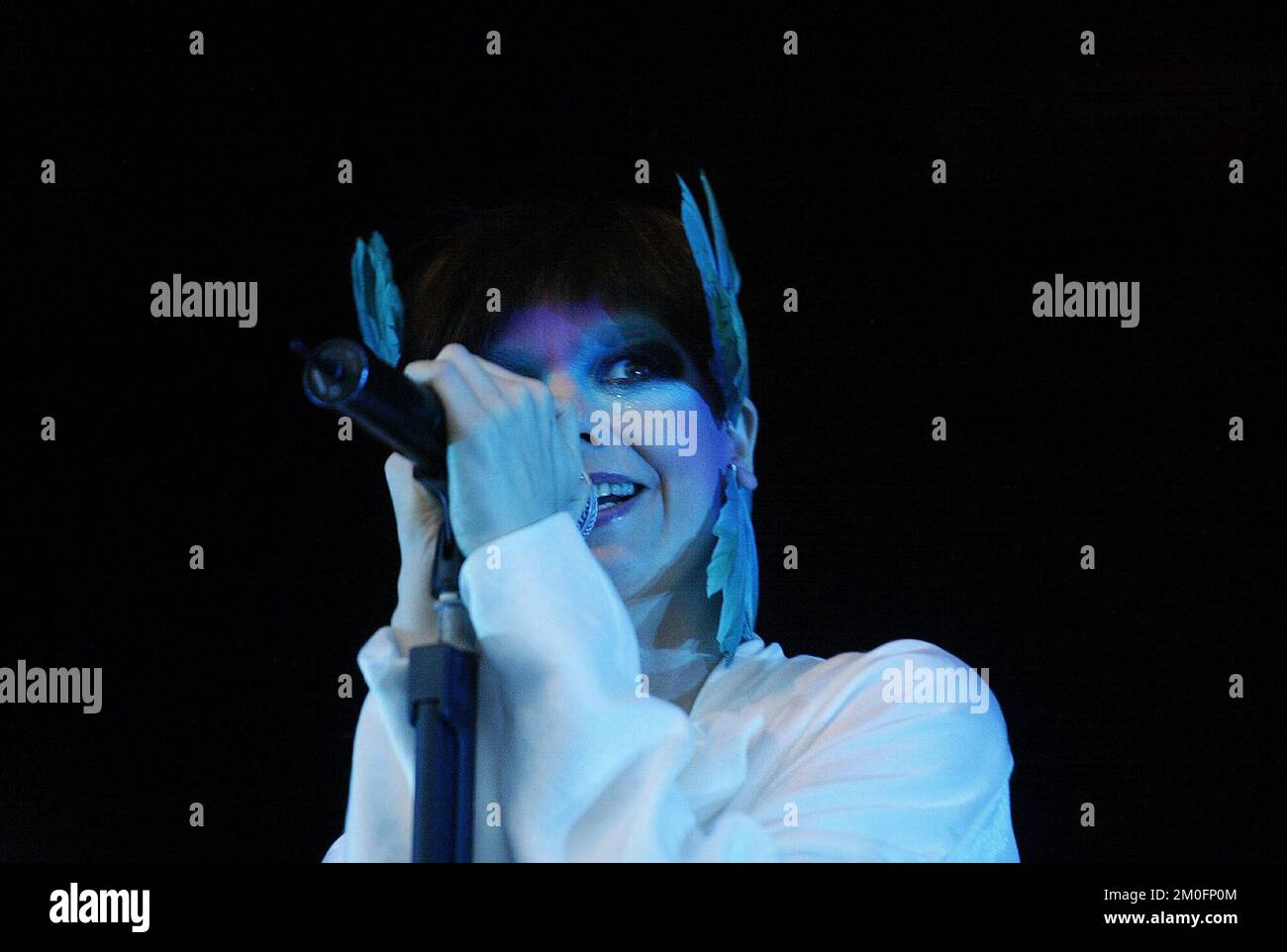 La chanteuse pop islandaise Bjork se produit sur scène au Roskilde Festival '03 au Danemark. Banque D'Images