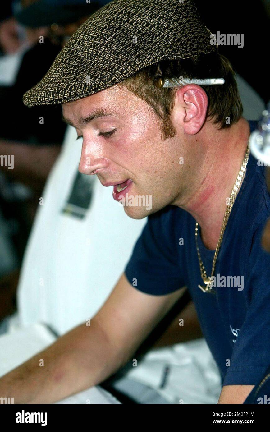 Le chanteur principal de Blur, Damon Albarn avec af joint derrière son oreille lors d'une réunion de presse au Festival de Roskilde. Banque D'Images