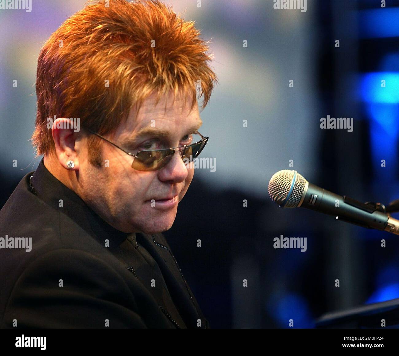 Sir Elton John a joué dans le petit village de Horsens pour 4600 fans. Le chanteur a commencé la performance avec -c'est un peu drôle, et la foule l'a rejoint sur "How Wonderful Life is, When You're in the World!". Banque D'Images