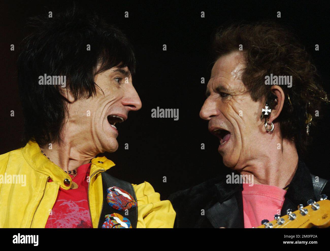 Ronnie Wood (G) et Keith Richards se produisent sur scène lors du concert des Rolling Stones à Copenhague, au Danemark. Banque D'Images