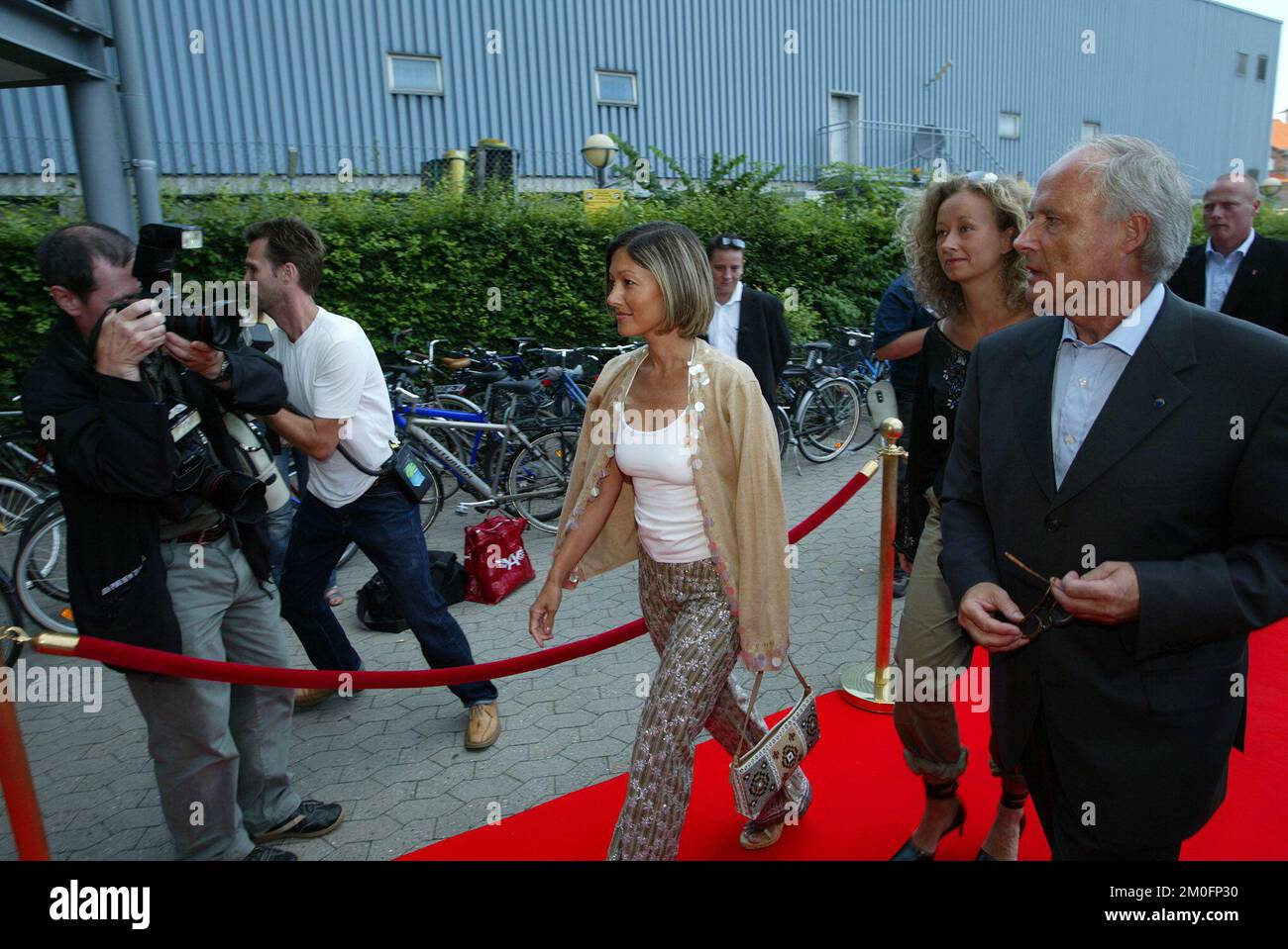 Copenhague, Danemark. Princesse Alexandra arrivant à 'Parken' pour voir le concert de Robbie Williams. Elle est arrivée avec son amie, la designer Charlotte Sparre. Le directeur général de 'Parken', Mr. Flemming Ostergaard, les a accueillis. Banque D'Images