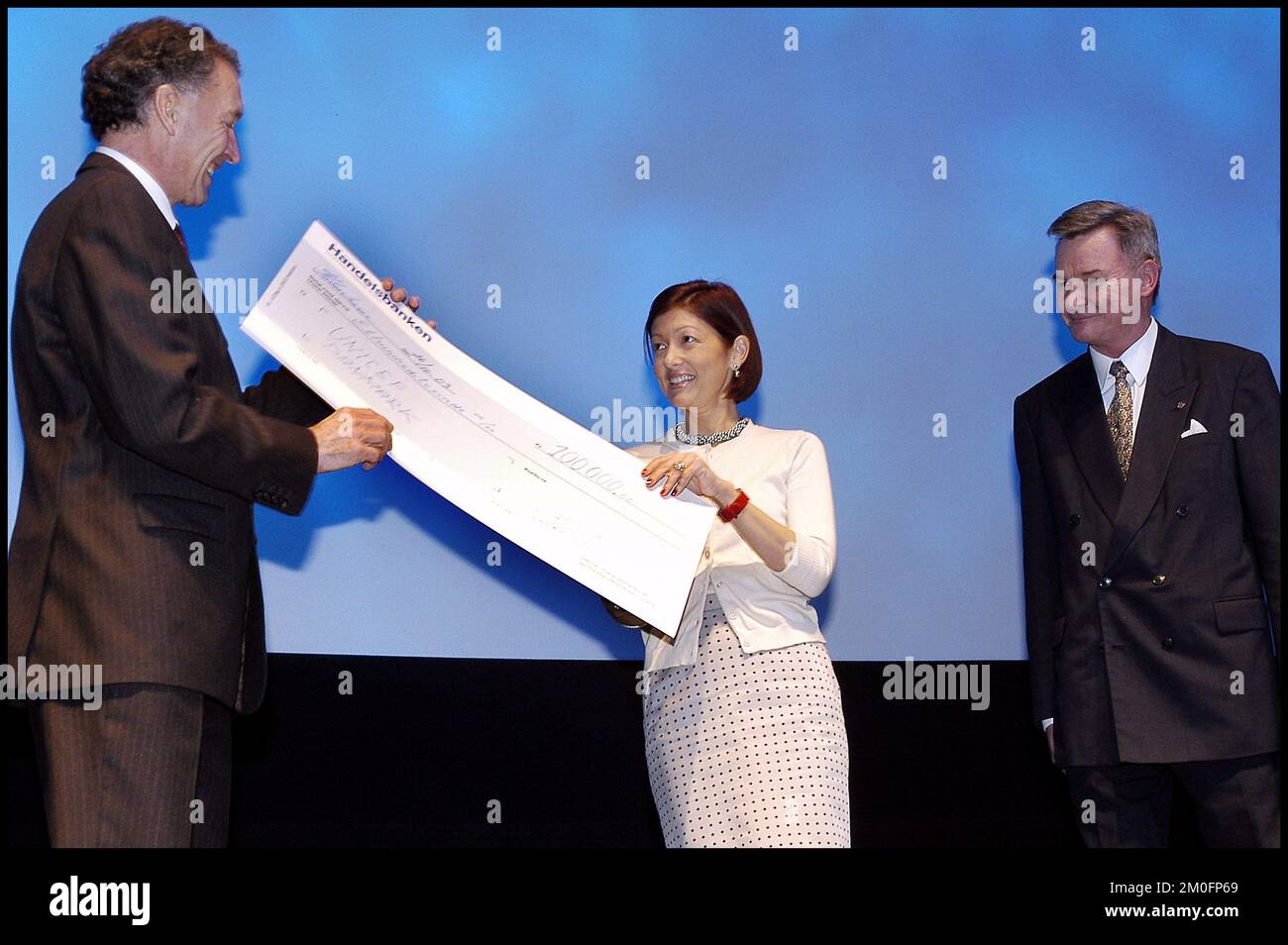 La princesse Alexandra assistait à la première danoise du film Disney 'Finding Nemo'. La princesse a donné tout l'argent de la vente de billets au 'Théâtre Impérial', 100,000 DKK, à l'UNICEF. Ils utiliseront l'argent pour un programme de vaccination. Banque D'Images