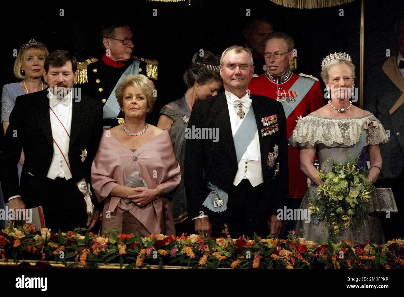 La reine Margrethe danoise (à droite), le prince Consort Henrik (2nd à droite), Mme Susan Moody (2nd à gauche) et M. John Donaldson (à gauche), le père et la mère de Mlle Mary Donaldson, lors d'une représentation de gala au Théâtre Royal de Copenhague avant le mariage royal demain. Banque D'Images