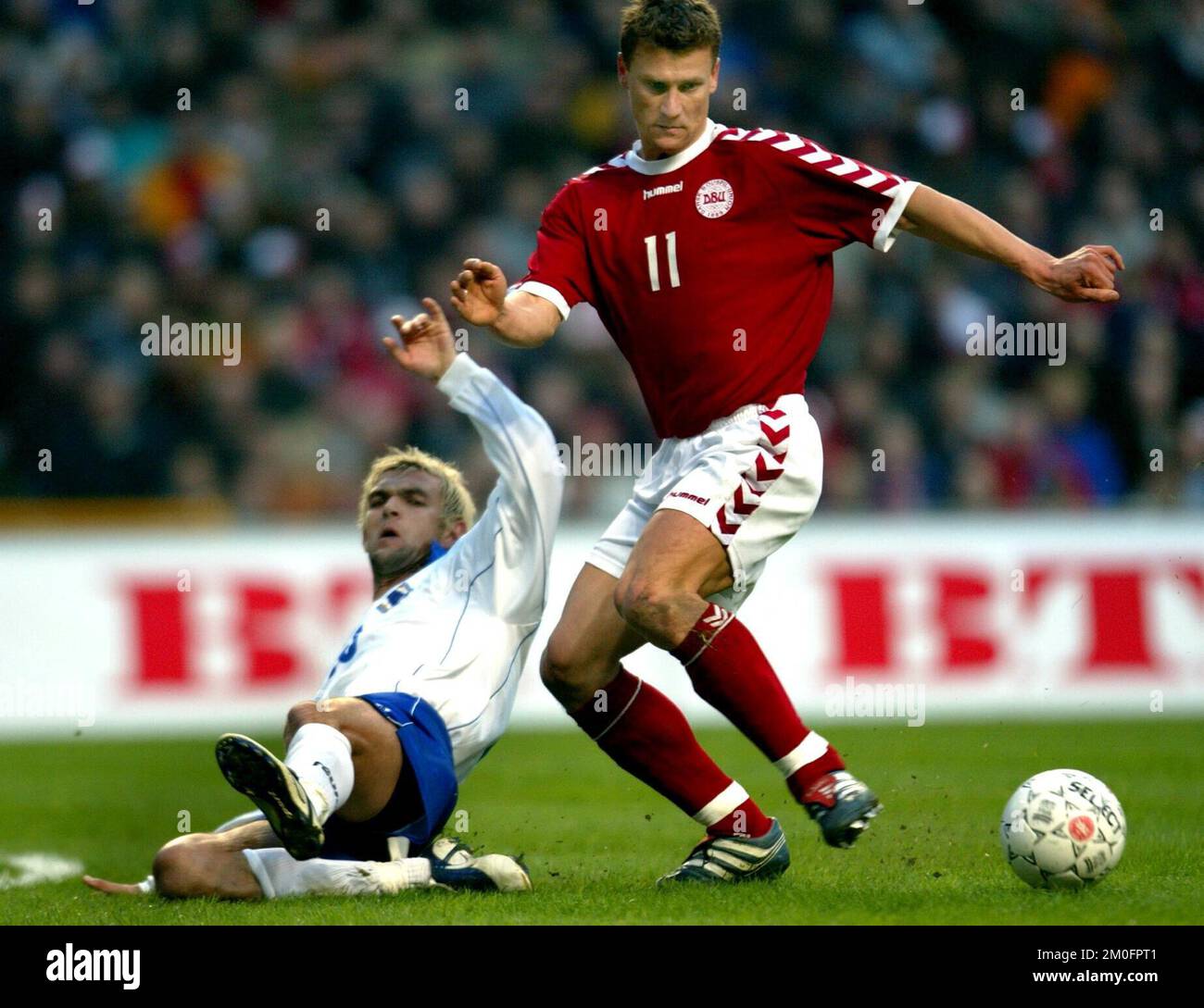 Le joueur danois Ebbe Sand, de Schalke 04 (à droite) en action lors d'un match de qualification de championnat d'Europe. Banque D'Images