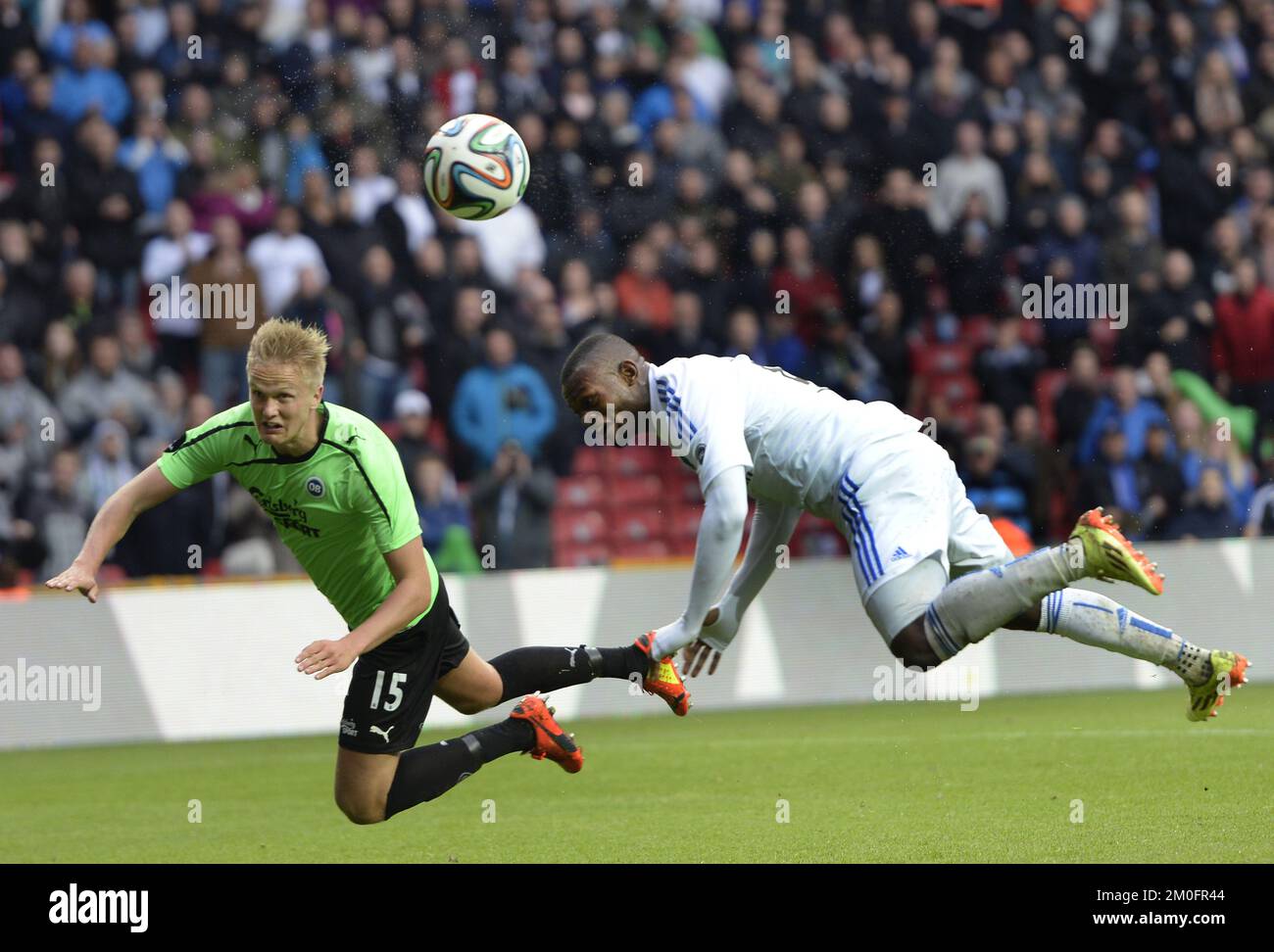 OBS Kasper Larsen (à gauche) et Igor Vetokele de FCK se battent pour le ballon Banque D'Images